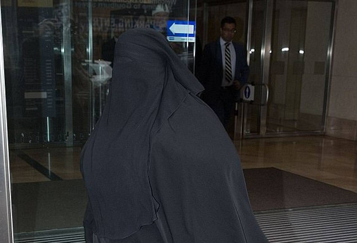 Мусульман Австралии обязали учавствовать в суде и снимать паранджу во время суда