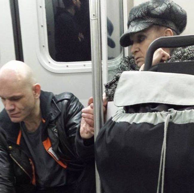 Як бабуся заспокоїла агресивного пасажира в метро