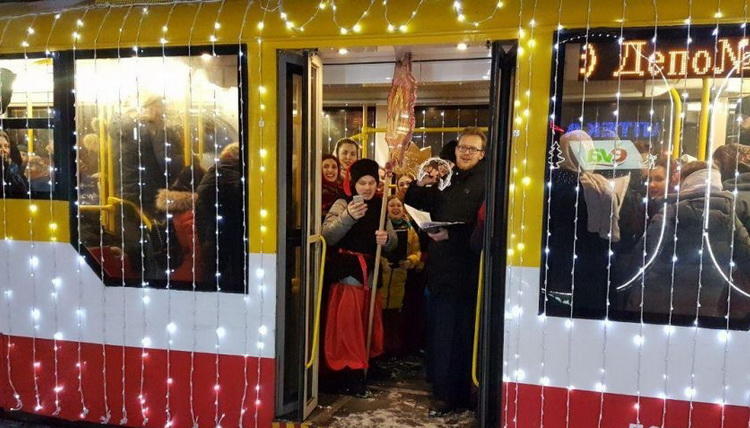 В Одесі пасажирів трамваїв привітали різдвяними колядками та солодощами