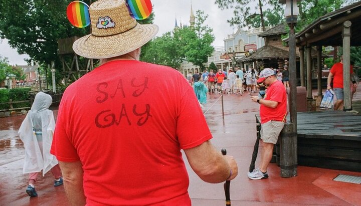 Disney відзначив «місяць гордості ЛГБТ» гей-вечірками у дитячих парках