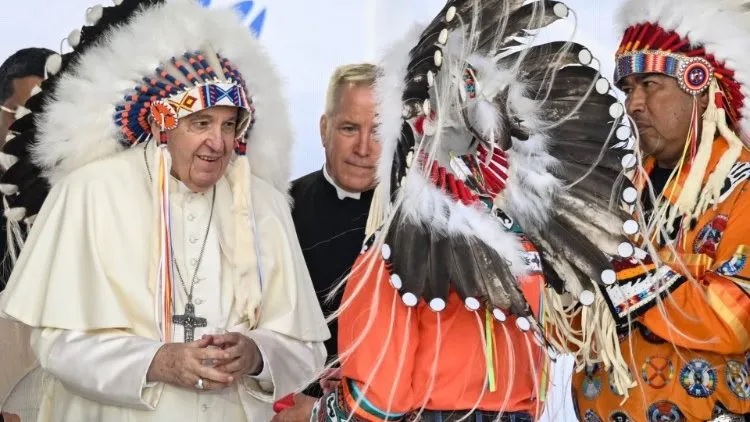 Папа Римський взяв участь у язичницьких ритуалах в Канаді