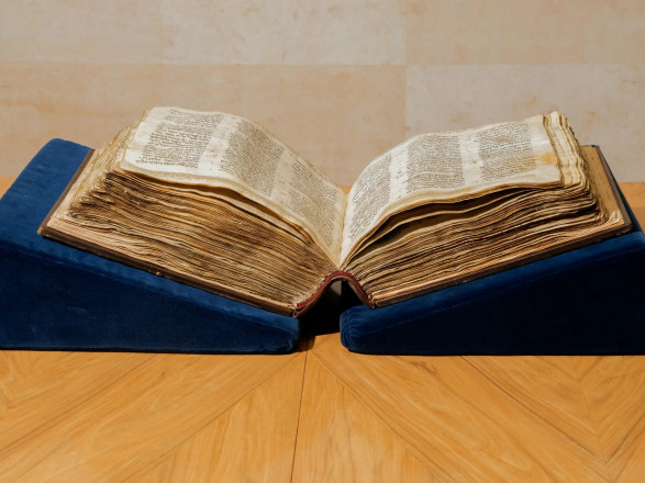Найдавнішу єврейську Біблію виставили на аукціон