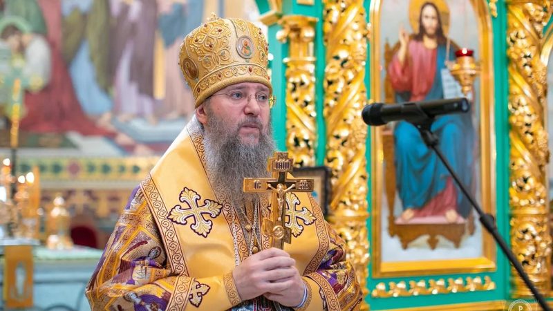 Боротися з тими, хто вводить в оману