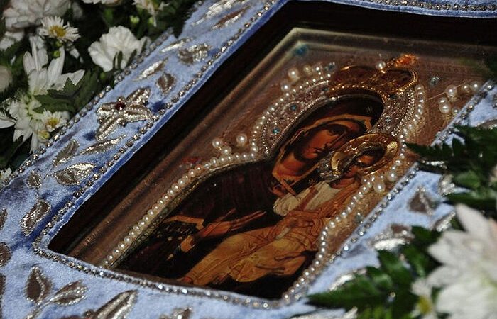 Як Богородиця зцілила дівчинку Своєю іконою, а потім прийшла до неї