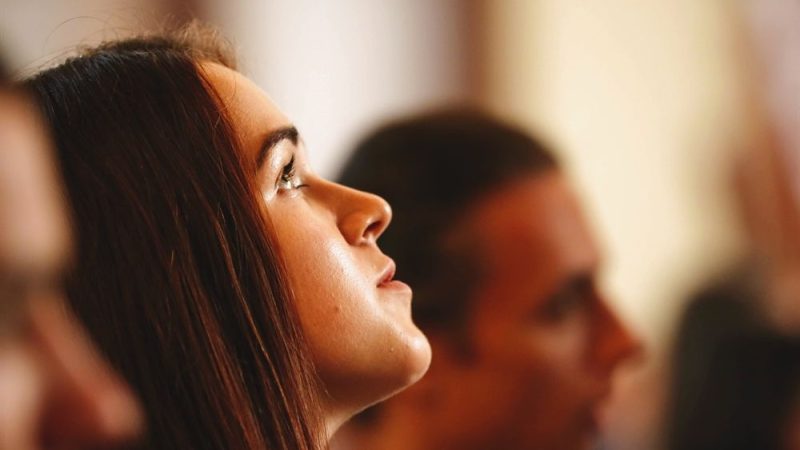 Молодь світу повертається до віри